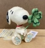 snoopy holding clover